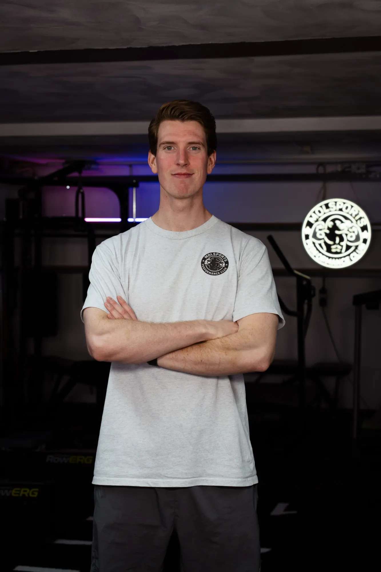 Nick in een MOLSPORTS-shirt, met het lichtgevende logo op de achtergrond