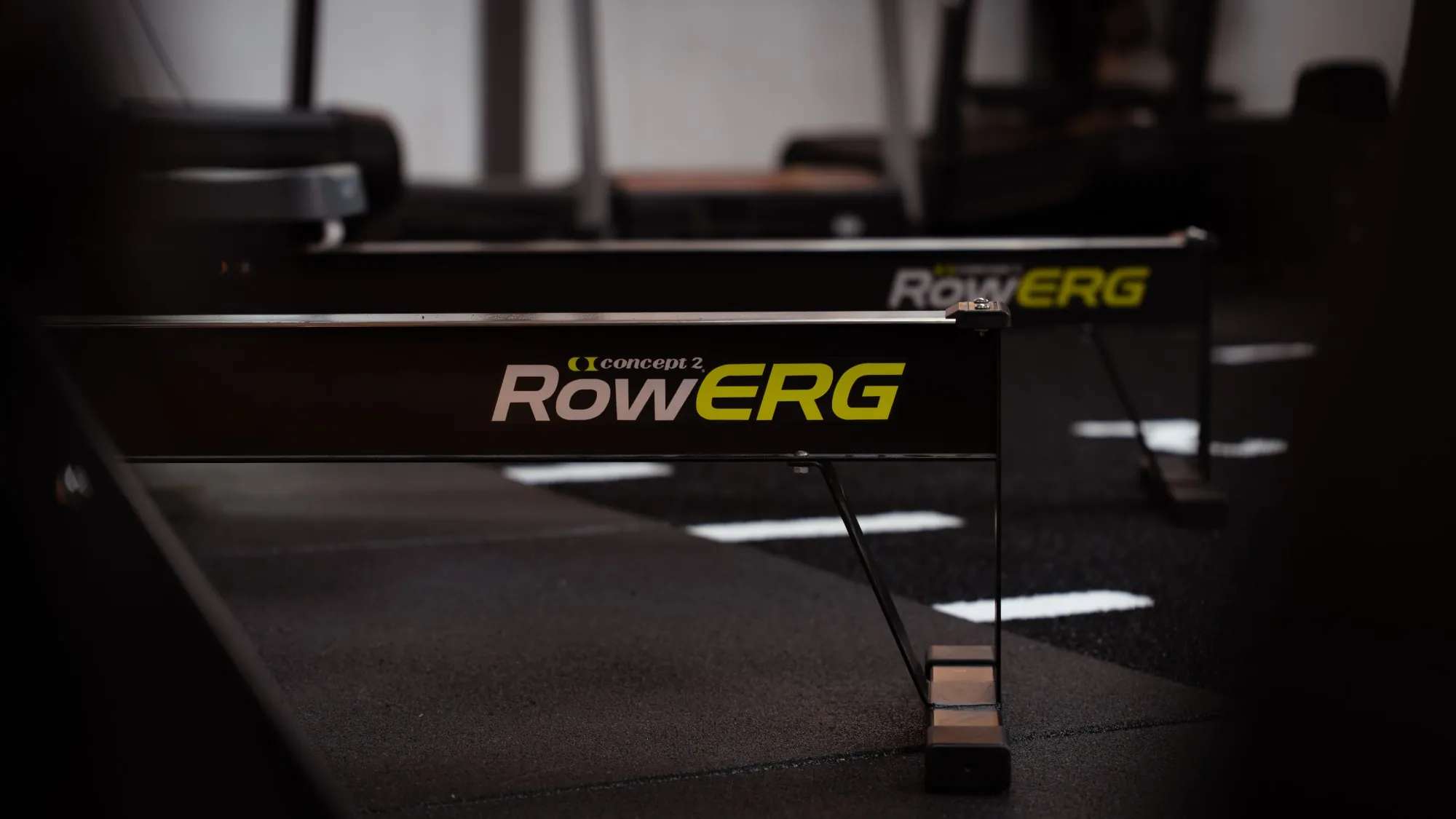 Twee Concept2-roeimachines op de vloer van de zaal