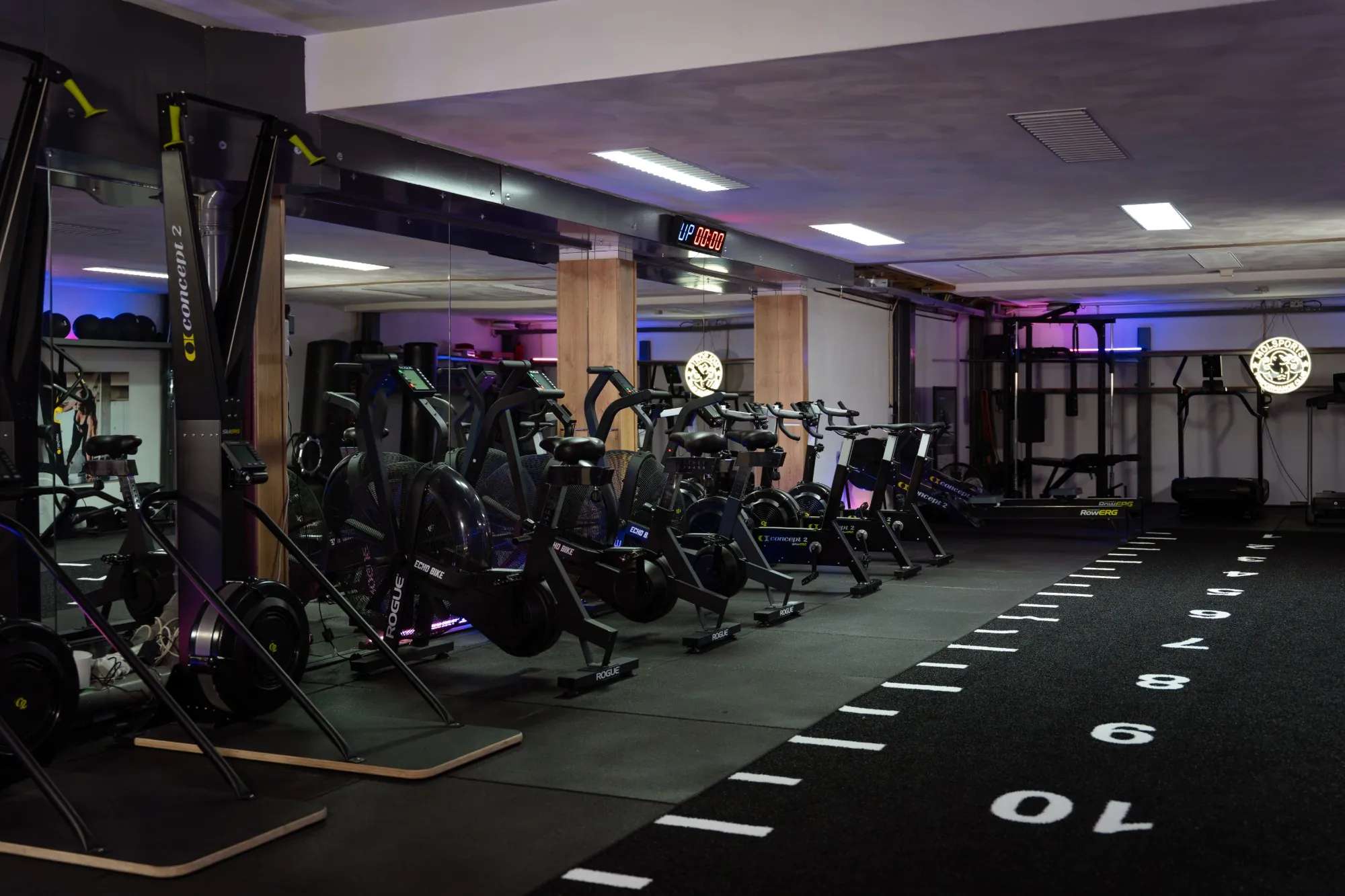 De hele trainingszaal van MOLSPORTS in Delft, met SkiErgs, Echo Bikes, BikeERGs en de sledbaan